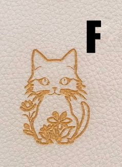 F Katze im Blumenbeet